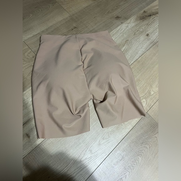 SKIMS butt pad midthigh shorts - Picture 2 of 5